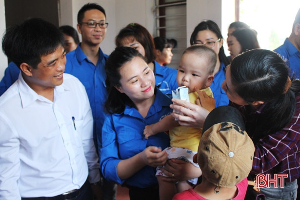Tuổi trẻ Văn phòng Chính phủ tặng quà gia đình khó khăn, trẻ mồ côi Hà Tĩnh