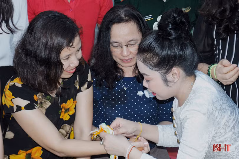 Vui tết Bunpimay cùng sinh viên Lào tại Hà Tĩnh