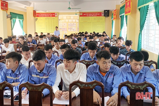 Gần 180 sinh viên đăng ký tuyển dụng vào Công ty thép Hòa Phát Dung Quất