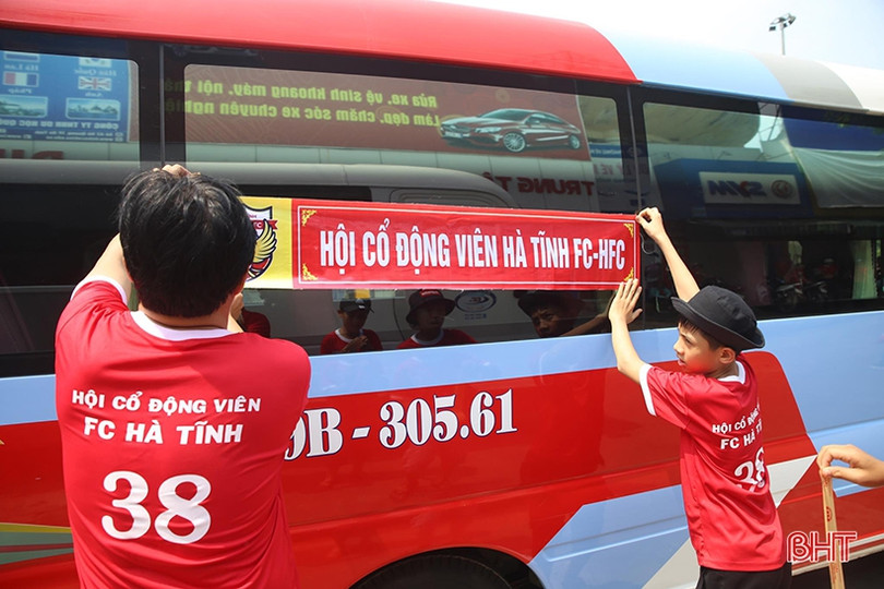 Cổ động viên Hà Tĩnh lên đường “nhuộm đỏ” thành Vinh