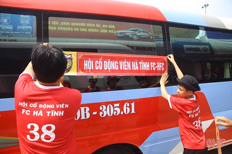 Cổ động viên Hà Tĩnh lên đường “nhuộm đỏ” thành Vinh