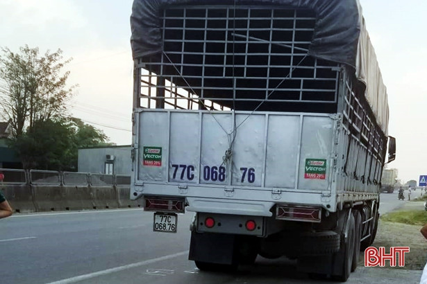 Đang đi bộ bên QL1A, 1 người đàn ông Hà Tĩnh bị ô tô tải tông tử vong