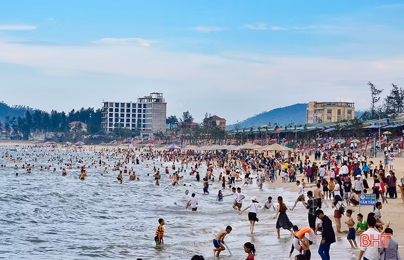 Về Hà Tĩnh, nghe xôn xao sóng biển…