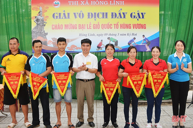 Tranh tài đẩy gậy mừng lễ Giỗ Tổ Hùng Vương ở Hà Tĩnh