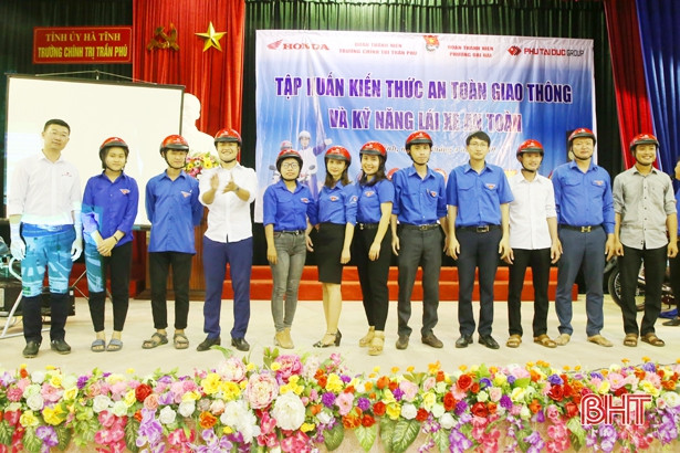 150 đoàn viên làm bài trắc nghiệm và thử tài lái xe an toàn