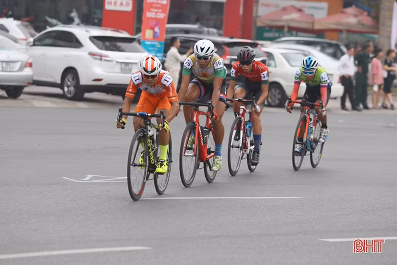 Các tay đua xe đạp giải “Non sông liền một dải” đi qua địa phận Hà Tĩnh