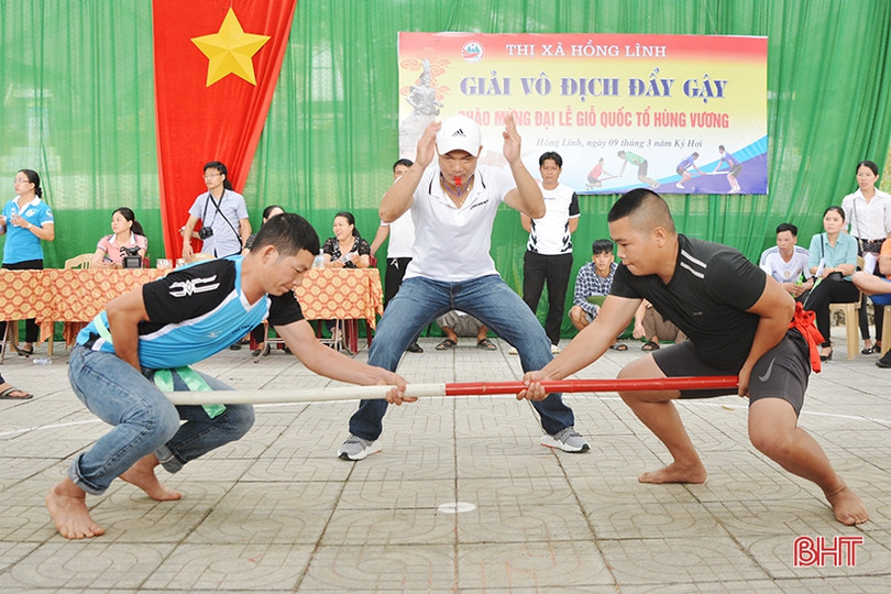 Tranh tài đẩy gậy mừng lễ Giỗ Tổ Hùng Vương ở Hà Tĩnh