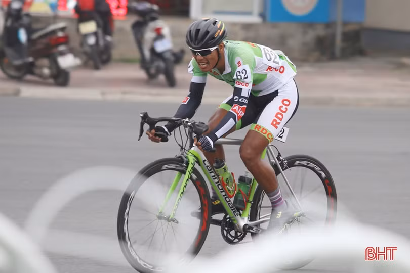 Các tay đua xe đạp giải “Non sông liền một dải” đi qua địa phận Hà Tĩnh