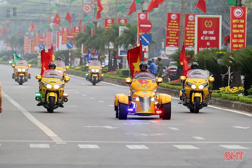 Các tay đua xe đạp giải “Non sông liền một dải” đi qua địa phận Hà Tĩnh