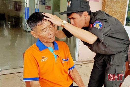 Bệnh nhân “sướng rơn” vì được cắt tóc, cạo râu miễn phí