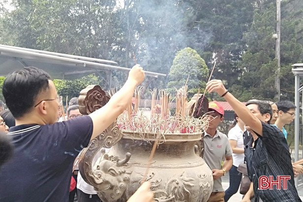 Dịp Giỗ Tổ, du khách đến Ngã ba Đồng Lộc tăng gấp 3 lần