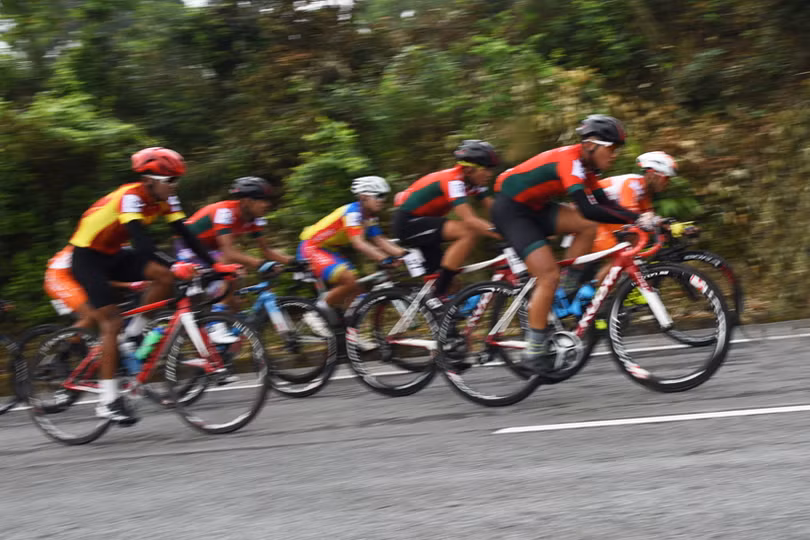 Các tay đua xe đạp giải “Non sông liền một dải” đi qua địa phận Hà Tĩnh