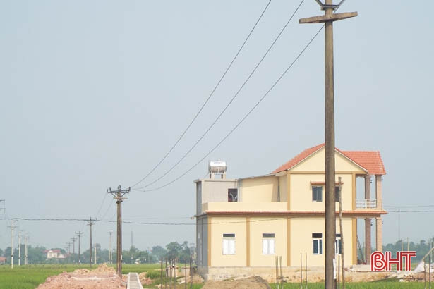 Đường điện “thừa” cản trở dân xây dựng nhà ở