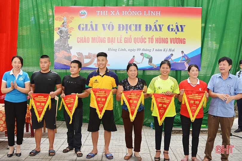 Tranh tài đẩy gậy mừng lễ Giỗ Tổ Hùng Vương ở Hà Tĩnh