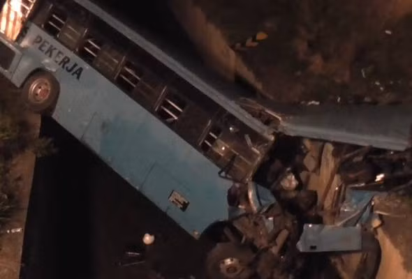 Xe buýt chở công nhân lao xuống mương nước ở Malaysia, 11 người thiệt mạng