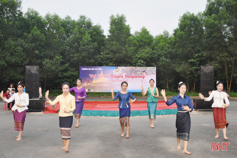 Vui tết Bunpimay cùng sinh viên Lào tại Hà Tĩnh