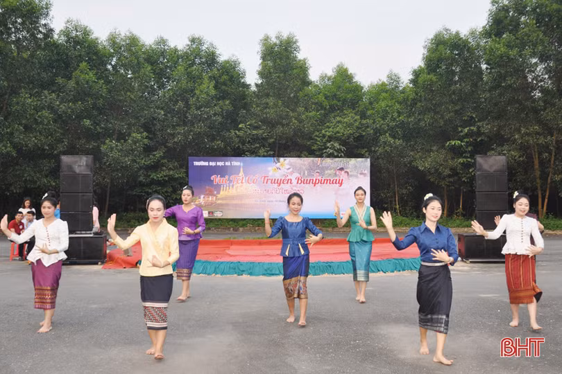 Vui tết Bunpimay cùng sinh viên Lào tại Hà Tĩnh