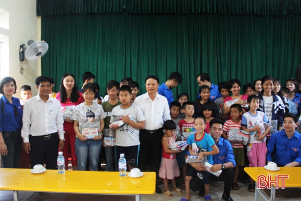 Tuổi trẻ Văn phòng Chính phủ tặng quà gia đình khó khăn, trẻ mồ côi Hà Tĩnh