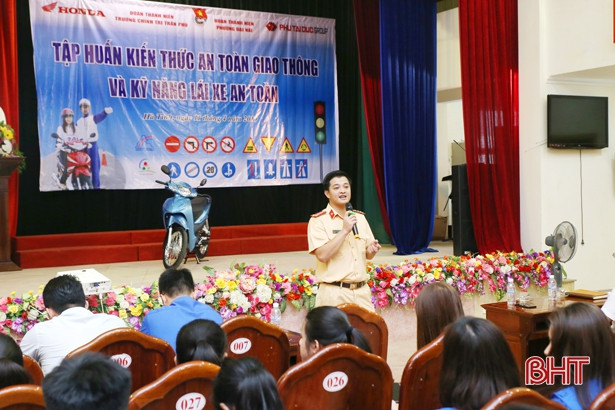 150 đoàn viên làm bài trắc nghiệm và thử tài lái xe an toàn