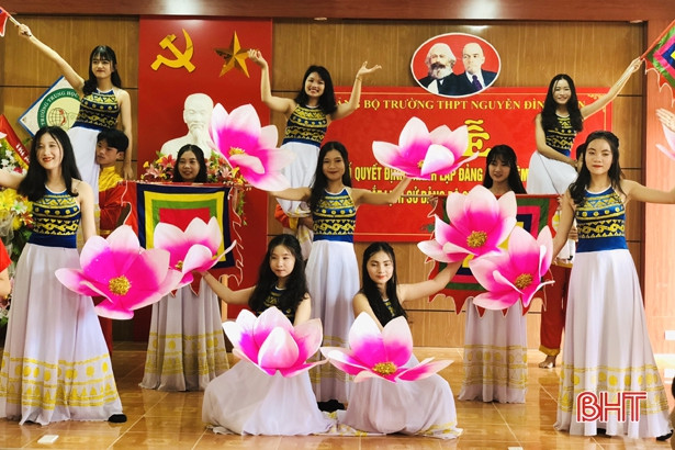 Trường phổ thông đầu tiên ở Hà Tĩnh xuất bản lịch sử đảng bộ