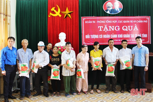 Tuổi trẻ Văn phòng Chính phủ tặng quà gia đình khó khăn, trẻ mồ côi Hà Tĩnh