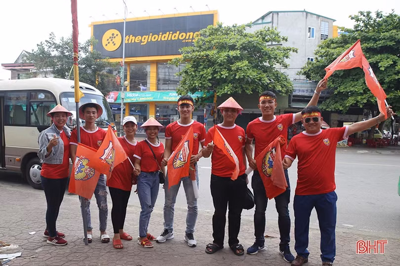 Cổ động viên Hà Tĩnh lên đường “nhuộm đỏ” thành Vinh