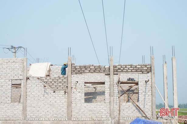 Đường điện “thừa” cản trở dân xây dựng nhà ở