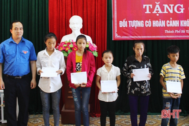 Tuổi trẻ Văn phòng Chính phủ tặng quà gia đình khó khăn, trẻ mồ côi Hà Tĩnh