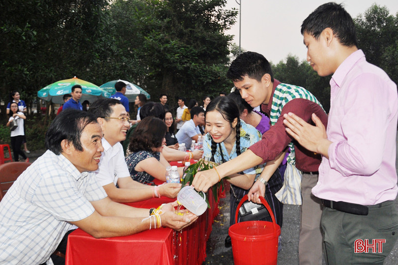 Vui tết Bunpimay cùng sinh viên Lào tại Hà Tĩnh