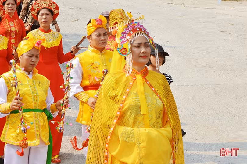 Rước linh vị các Vua Hùng tại Kinh đô Ngàn Hống trước giờ Giỗ Tổ ở Hà Tĩnh