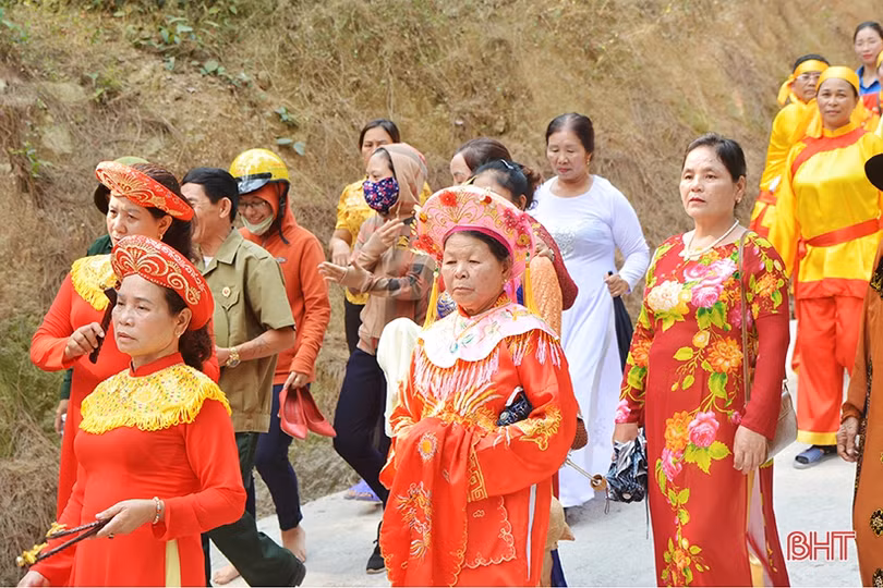 Rước linh vị các Vua Hùng tại Kinh đô Ngàn Hống trước giờ Giỗ Tổ ở Hà Tĩnh