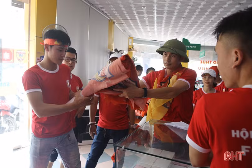 Cổ động viên Hà Tĩnh lên đường “nhuộm đỏ” thành Vinh