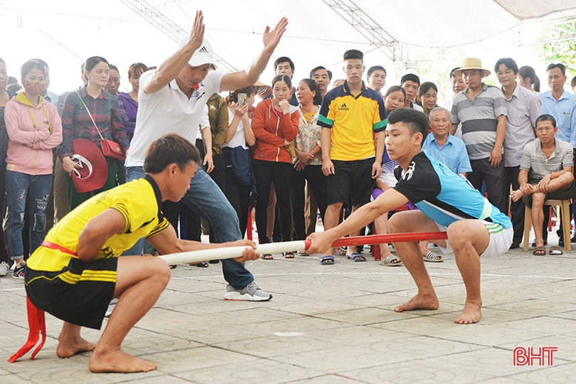 Tranh tài đẩy gậy mừng lễ Giỗ Tổ Hùng Vương ở Hà Tĩnh