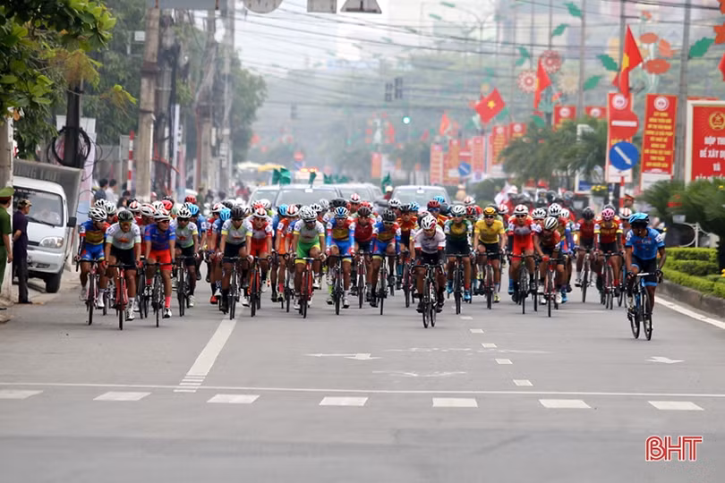 Các tay đua xe đạp giải “Non sông liền một dải” đi qua địa phận Hà Tĩnh