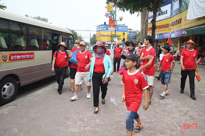 Cổ động viên Hà Tĩnh lên đường “nhuộm đỏ” thành Vinh