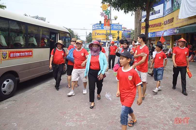 Cổ động viên Hà Tĩnh lên đường “nhuộm đỏ” thành Vinh