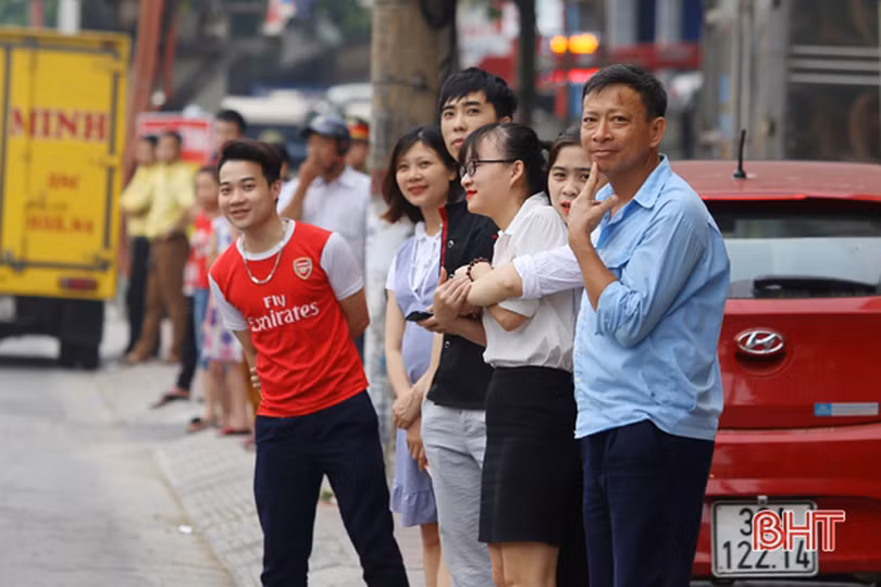 Các tay đua xe đạp giải “Non sông liền một dải” đi qua địa phận Hà Tĩnh