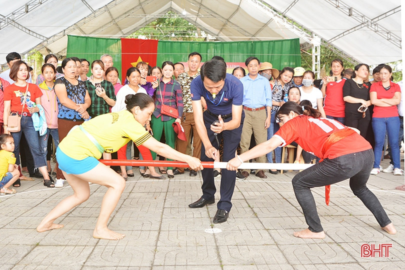Tranh tài đẩy gậy mừng lễ Giỗ Tổ Hùng Vương ở Hà Tĩnh