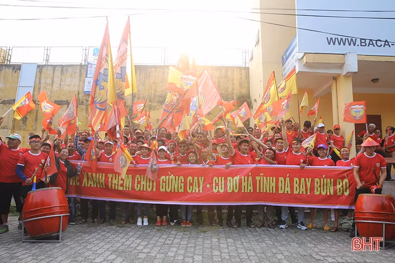 Cổ động viên Hà Tĩnh lên đường “nhuộm đỏ” thành Vinh