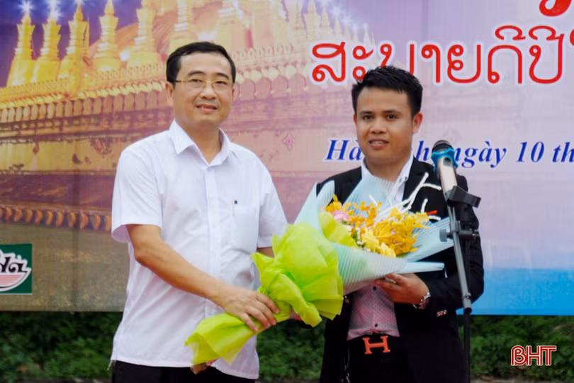 Vui tết Bunpimay cùng sinh viên Lào tại Hà Tĩnh