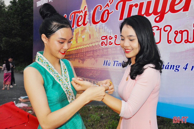 Vui tết Bunpimay cùng sinh viên Lào tại Hà Tĩnh