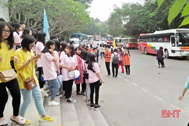 Dịp Giỗ Tổ, du khách đến Ngã ba Đồng Lộc tăng gấp 3 lần