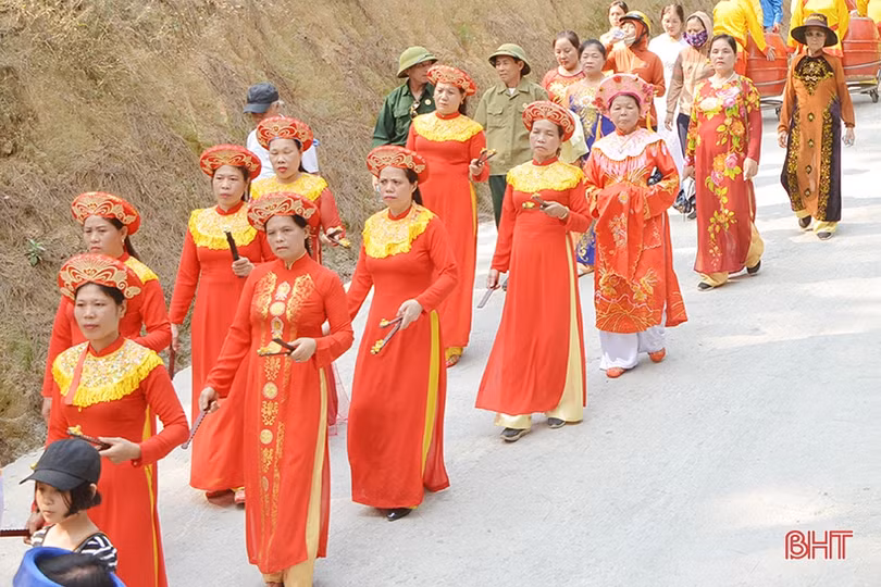 Rước linh vị các Vua Hùng tại Kinh đô Ngàn Hống trước giờ Giỗ Tổ ở Hà Tĩnh