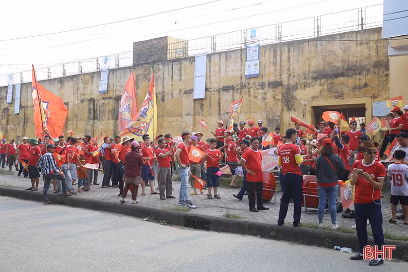 Cổ động viên Hà Tĩnh lên đường “nhuộm đỏ” thành Vinh