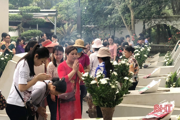 Dịp Giỗ Tổ, du khách đến Ngã ba Đồng Lộc tăng gấp 3 lần