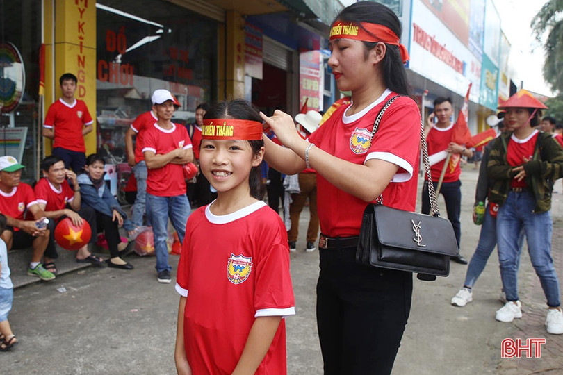 Cổ động viên Hà Tĩnh lên đường “nhuộm đỏ” thành Vinh