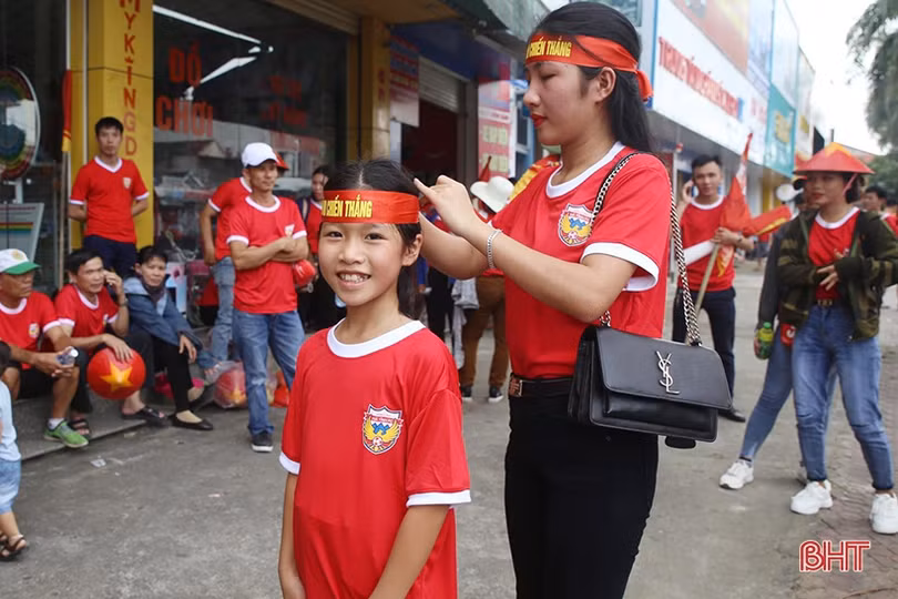 Cổ động viên Hà Tĩnh lên đường “nhuộm đỏ” thành Vinh