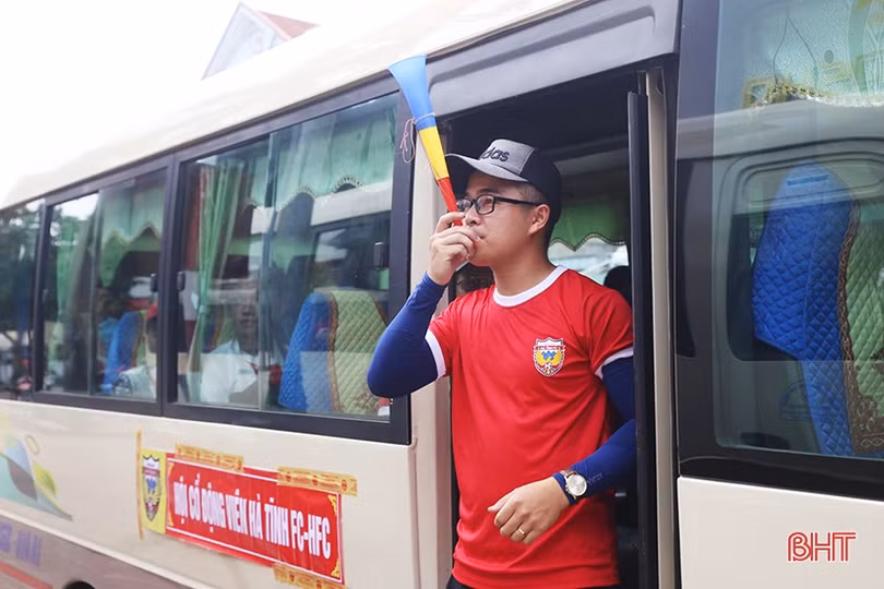 Cổ động viên Hà Tĩnh lên đường “nhuộm đỏ” thành Vinh