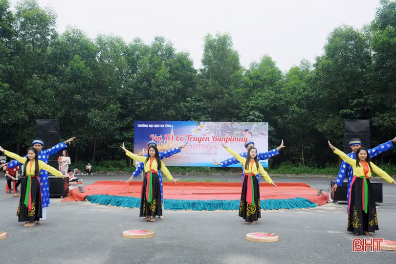 Vui tết Bunpimay cùng sinh viên Lào tại Hà Tĩnh