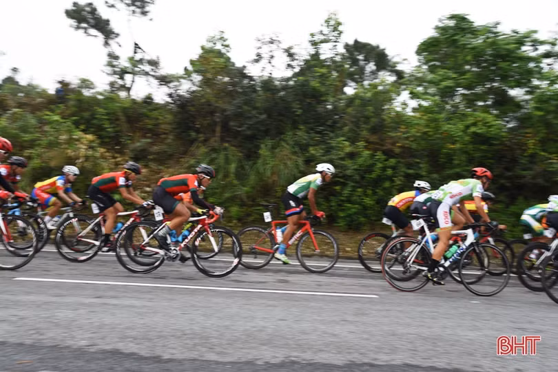 Các tay đua xe đạp giải “Non sông liền một dải” đi qua địa phận Hà Tĩnh